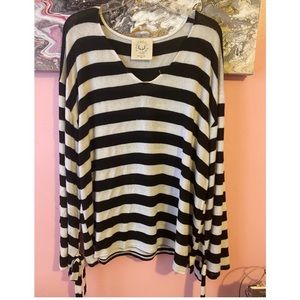 flowy black and white blouse perfect condition